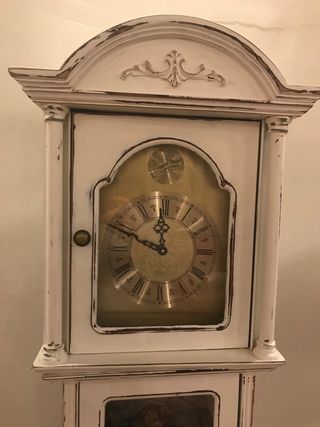 Reloj vitrina de madera y cristal