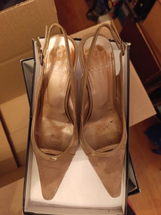 Zapatos tacón beige destalonados