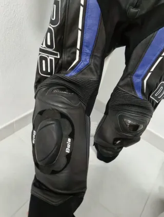 Mono de moto Bela negro y azul