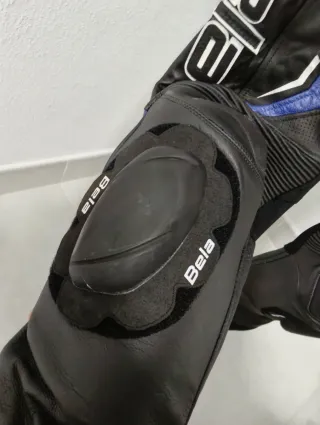 Mono de moto Bela negro y azul