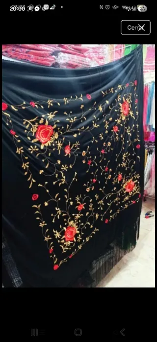 Manton Manila 150x150cm Negro con Flores Rojas