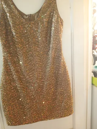 Vestido de fiesta con lentejuelas doradas