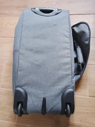 Maleta de viajes gris y negro