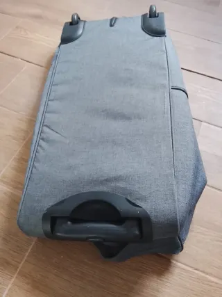 Maleta de viajes gris y negro