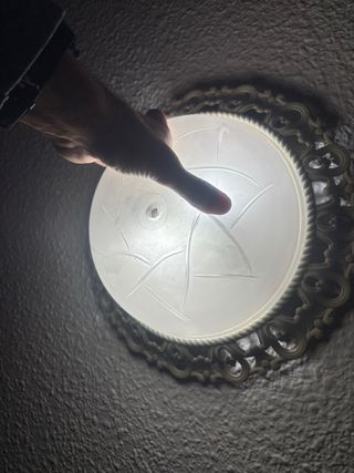 Plafón de techo blanco con borde decorativo