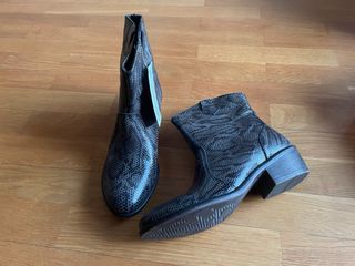 Botas T.36 grises efecto piel serpiente