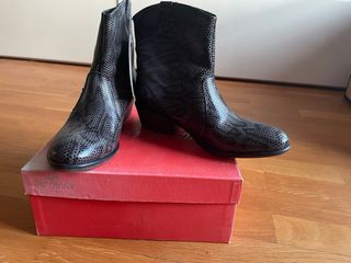 Botas T.36 grises efecto piel serpiente