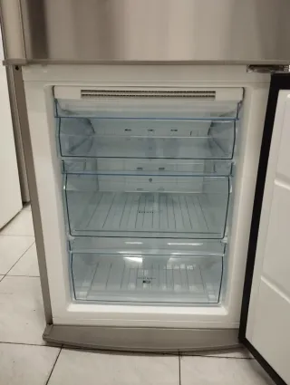 NEVERA MARCA AEG Acero inoxidable