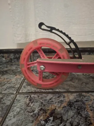 Monopatín rosa infantil