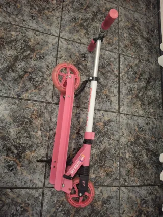 Monopatín rosa infantil