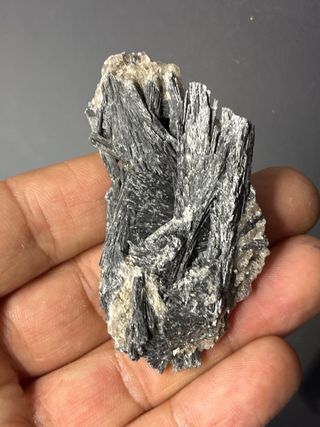 Cianita Negra Mineral y cuarzo