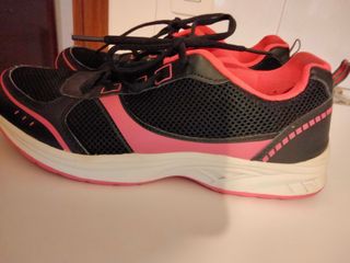 Zapatillas deportivas negras y rosas