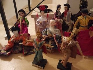 Lotto 13 bambole dal mondo