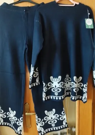 Conjunto jersey y pantalón azul con estampado