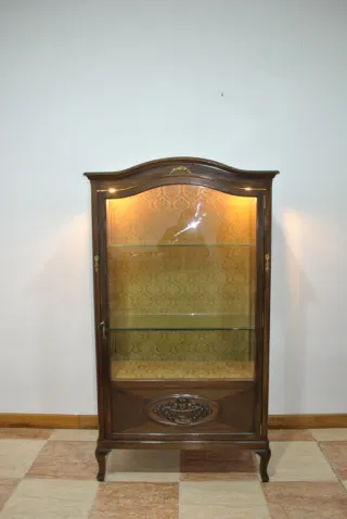 Antigua vitrina tallada