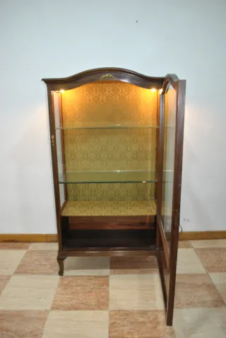 Antigua vitrina tallada