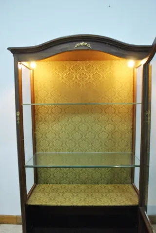 Antigua vitrina tallada