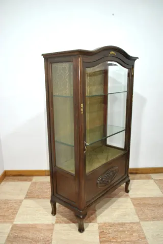 Antigua vitrina tallada