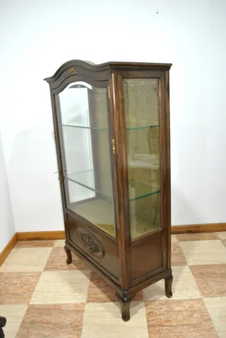 Antigua vitrina tallada