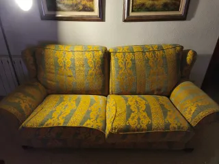 Sofá de tela amarillo y verde