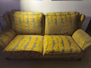 Sofá de tela amarillo y verde