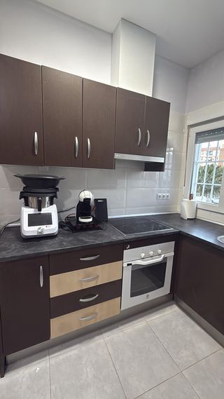 Cocina modular beige y marrón