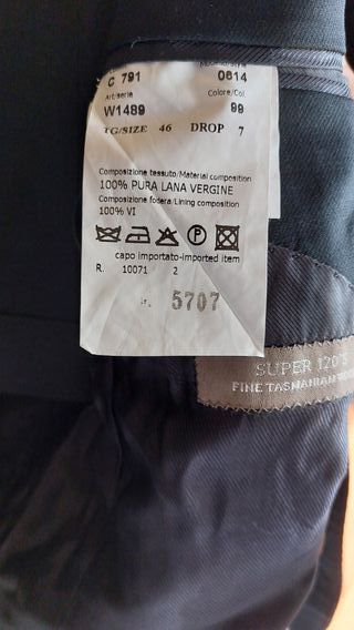 Completo elegante uomo nero