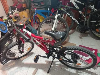 Bicicleta infantil roja y negra