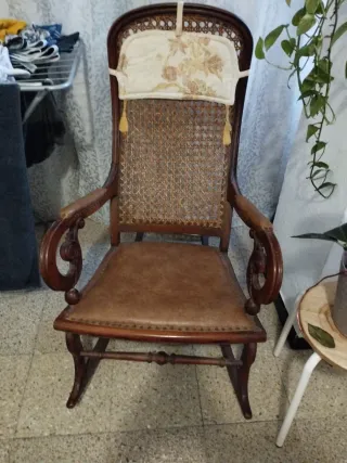 Sedia a dondolo in legno e pelle