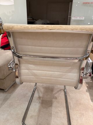 Silla de oficina beige con brazos cromados