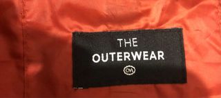 Abrigo naranja con capucha