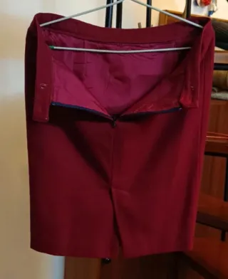 Falda de paño color burdeos