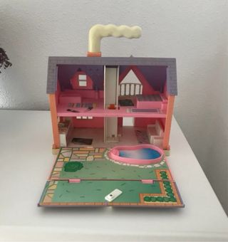 Casa de muñecas rosa y morada