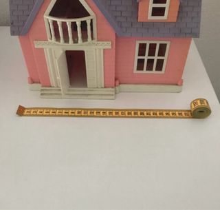 Casa de muñecas rosa y morada