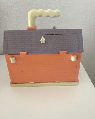 Casa de muñecas rosa y morada