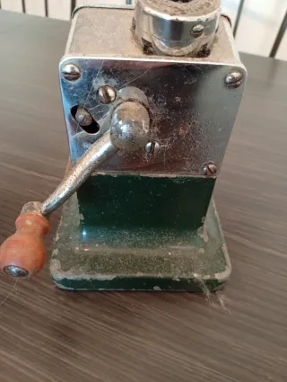 Sacapuntas antiguo metálico con manivela