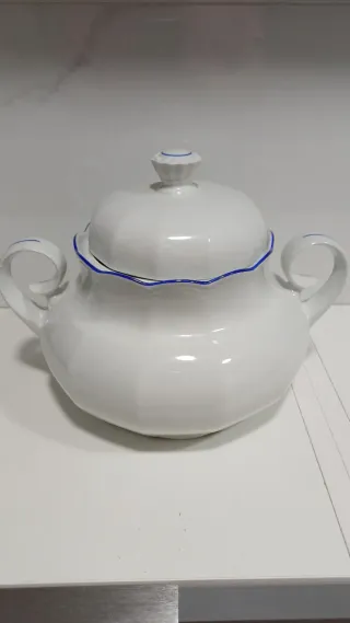 Sopera de porcelana blanca con ribete azul