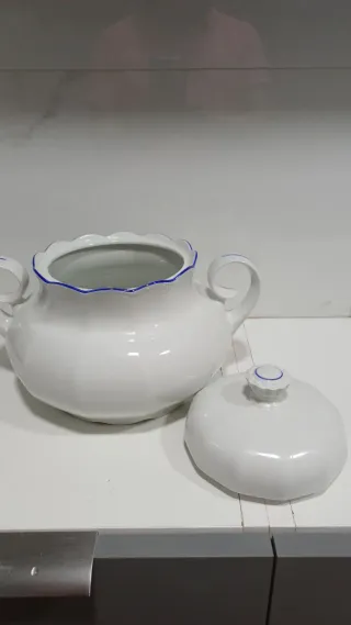 Sopera de porcelana blanca con ribete azul