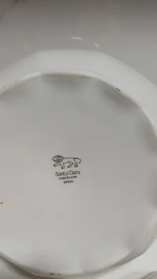 Sopera de porcelana blanca con ribete azul