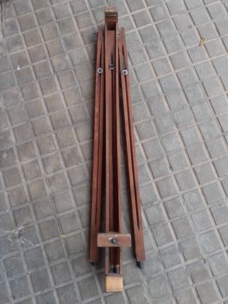 Caballete de madera antiguo