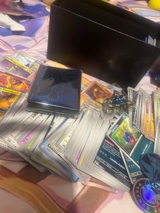 Caja y cartas Pokémon Fuego Fantasmal