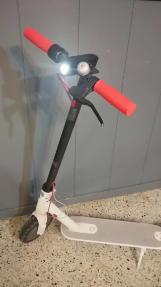 Casco de bicicleta blanco con luz