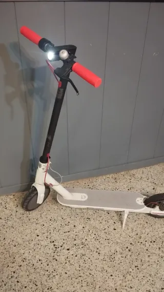 Casco de bicicleta blanco con luz