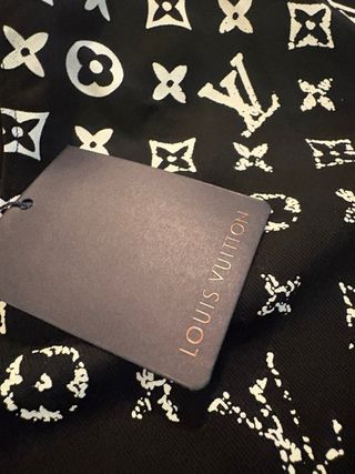 Camiseta Louis Vuitton Negra Monogram