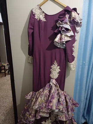 Traje de flamenca morado con encaje