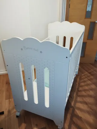 Cuna de bebé de madera blanca