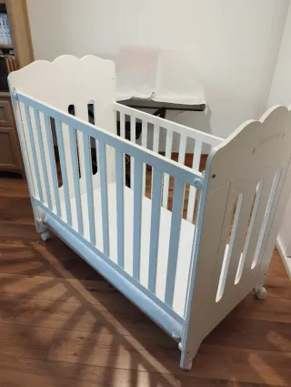 Cuna de bebé de madera blanca
