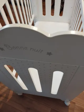 Cuna de bebé de madera blanca