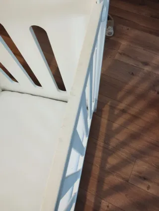 Cuna de bebé de madera blanca