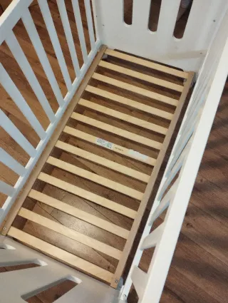 Cuna de bebé de madera blanca